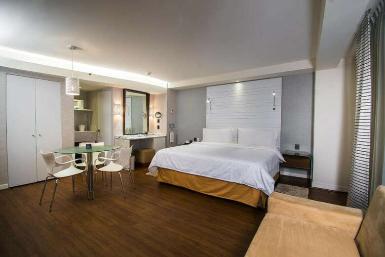 Holiday Inn Express Hotel & Suites At Wtc