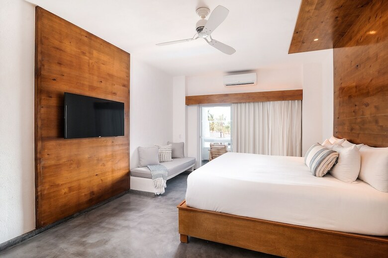 Bah�a Hotel & Beach Club