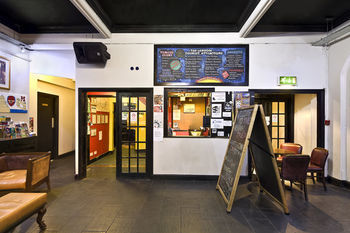 Albergue Arsenal Tavern Backpackers