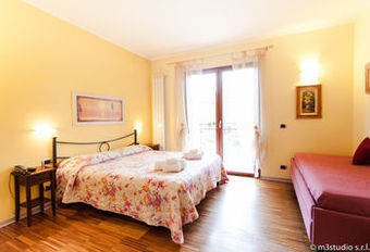 Aurelia Garden Gold Bed & Breakfast