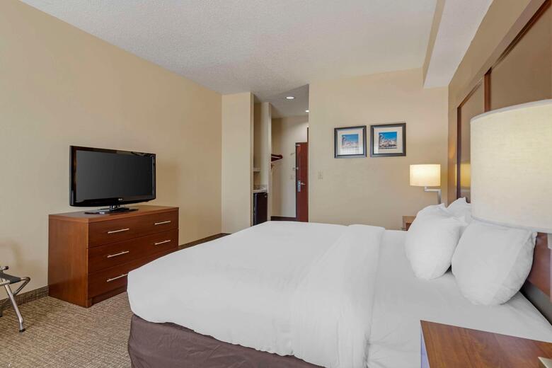 Hotel Comfort Inn & Suites (.)