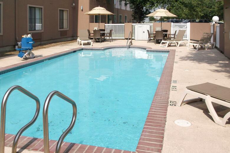 Hotel Comfort Inn & Suites (.)