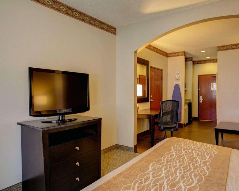 Hotel Comfort Inn & Suites (.)