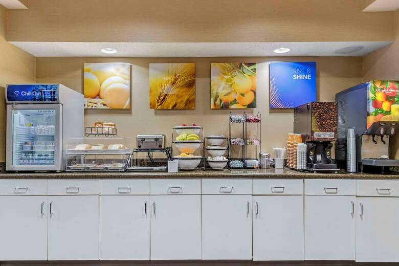 Hotel Comfort Inn & Suites (.)