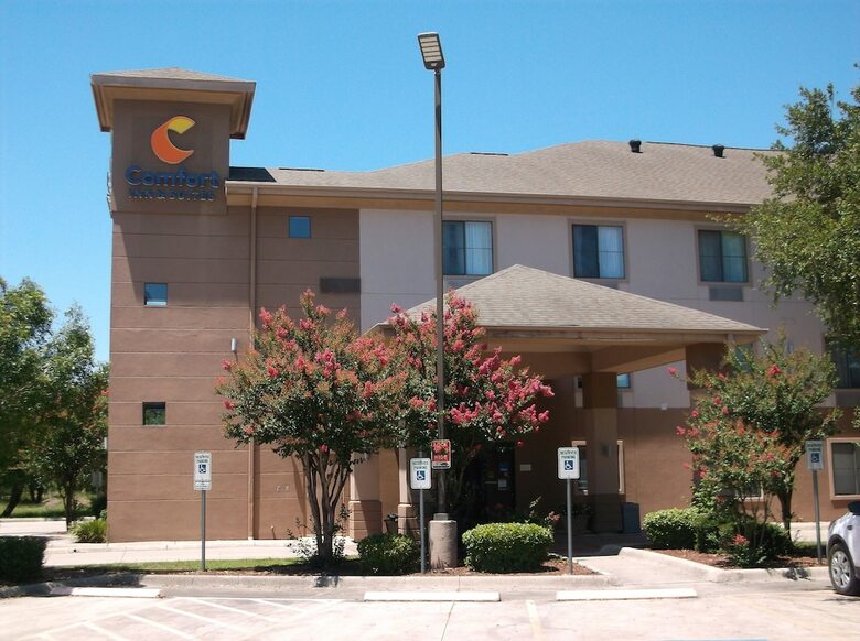 Hotel Comfort Inn & Suites (.)