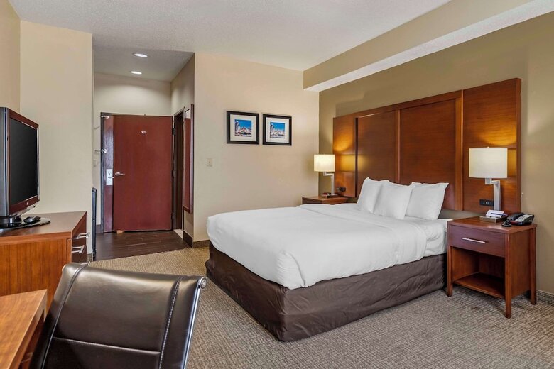 Hotel Comfort Inn & Suites (.)