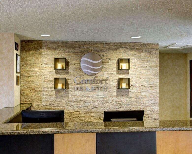Hotel Comfort Inn & Suites (.)