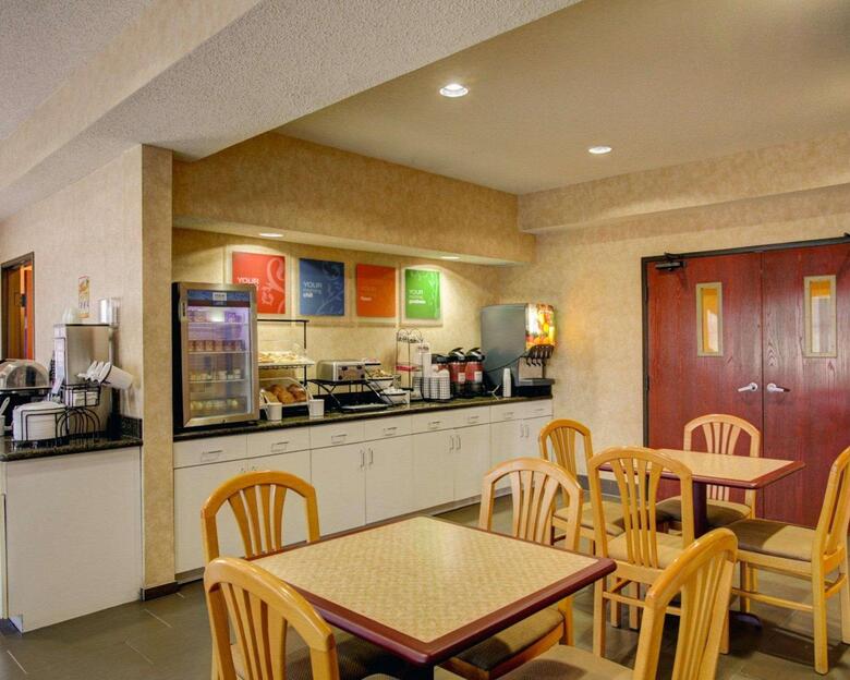 Hotel Comfort Inn & Suites (.)