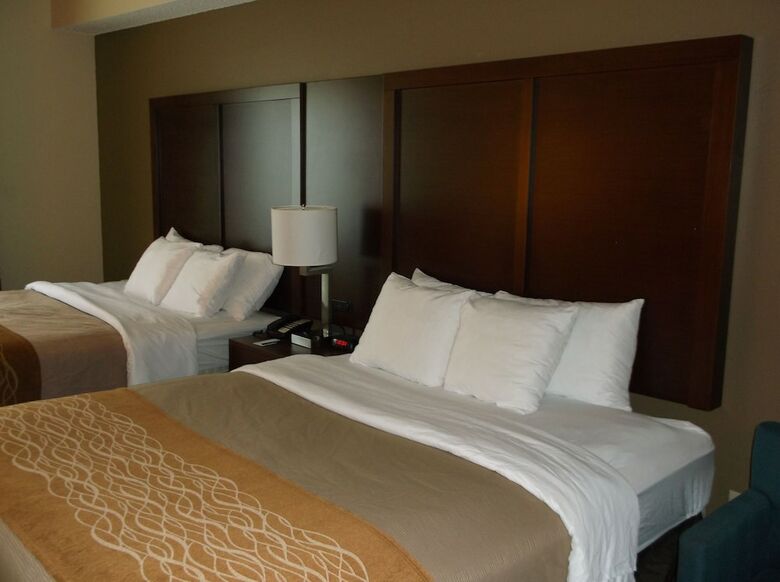 Hotel Comfort Inn & Suites (.)