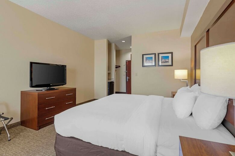 Hotel Comfort Inn & Suites (.)