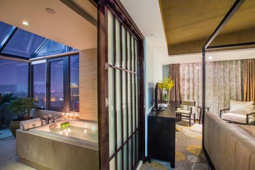 Huachen International Hotel
