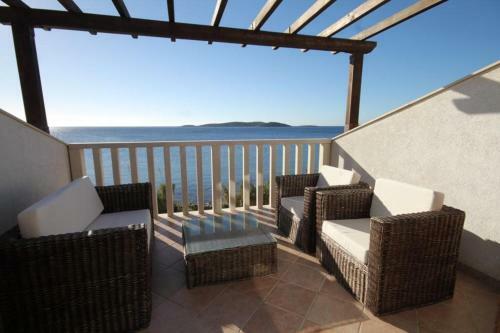 Apartments By The Sea Milna (Vis) - 8946