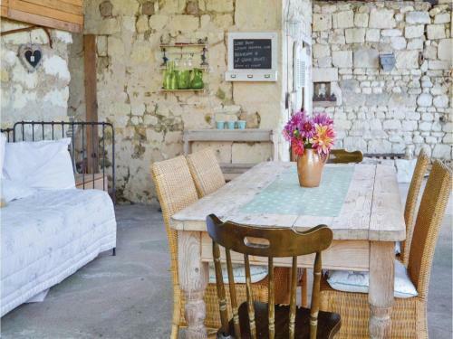 Two-bedroom Holiday Home Chinon With A Fireplace 05