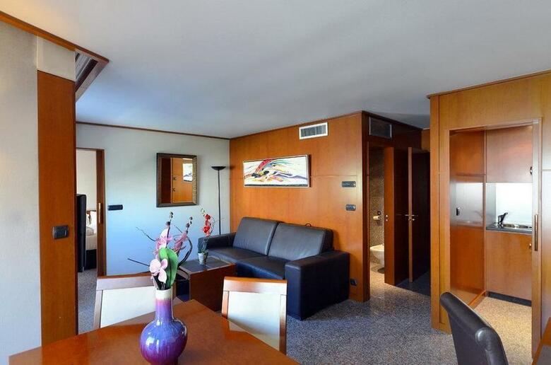 Hotel Goldstar Resort & Suites