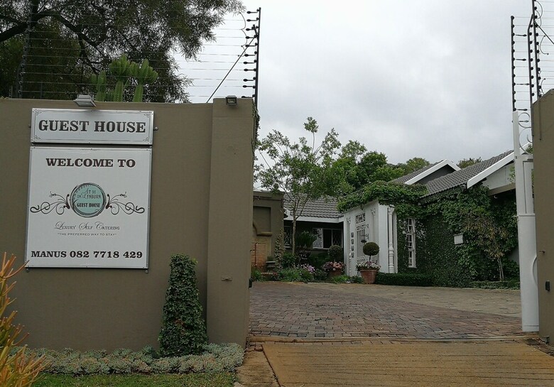 Hostal At 98 On Lynburn Guest House