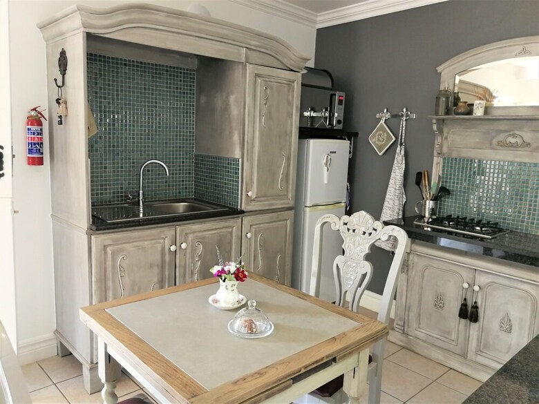 Hostal At 98 On Lynburn Guest House