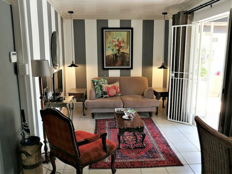 Hostal At 98 On Lynburn Guest House
