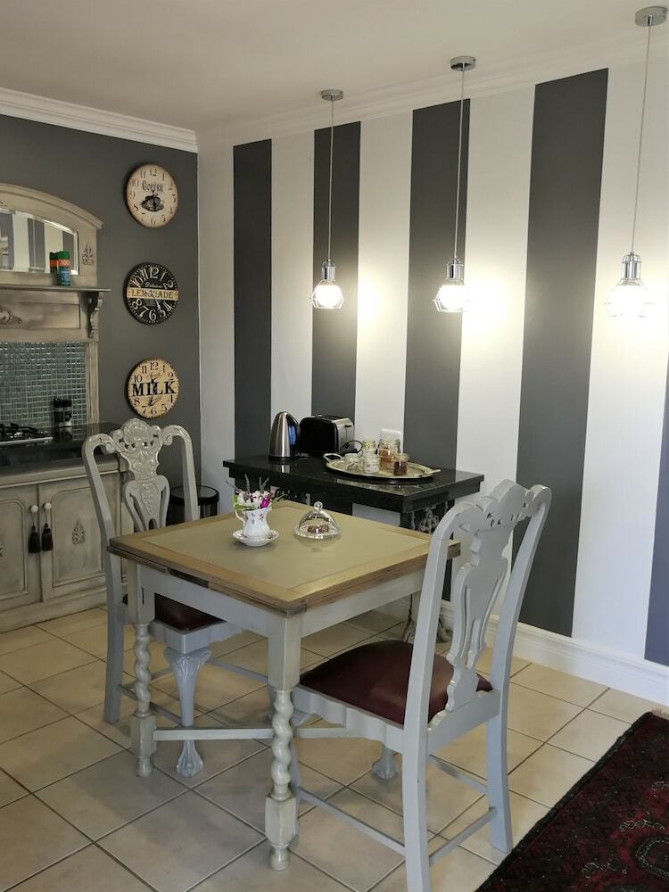 Hostal At 98 On Lynburn Guest House