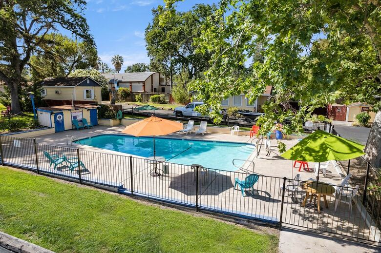 Hotel Skylark Shores Resort