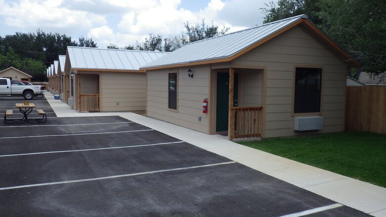 Hotel Brush Country Lodge