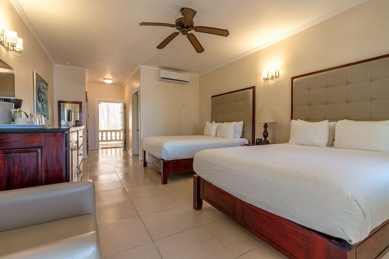 Hotel Travellers Beach Resort