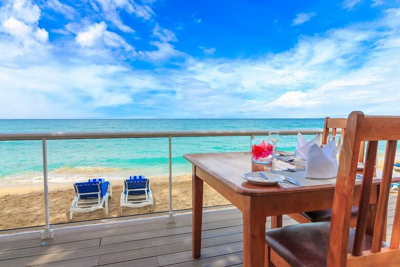 Hotel Travellers Beach Resort