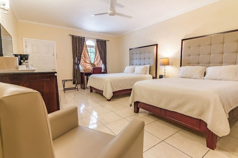 Hotel Travellers Beach Resort