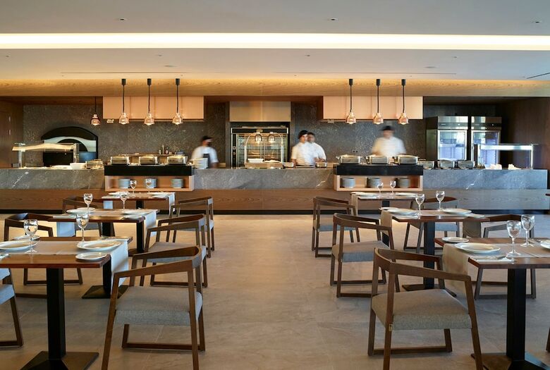 Hotel The Ixian Grand