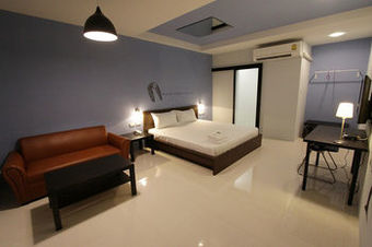 Eazy Motel B.a.n.g.n.a