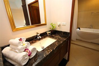 Thai Thani Pool Villa Resort