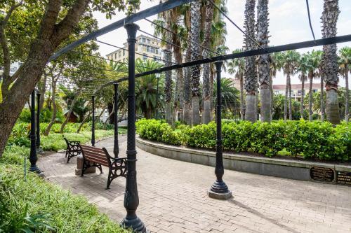 Island Club Hotel & Apartments