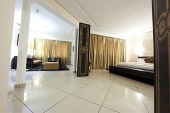 Oak Plaza East Airport Hotel
