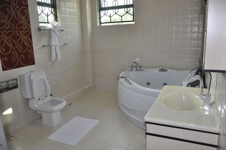 Hotel Karen Inn And Suites
