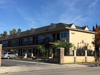 Motel Walnut Inn & Suites