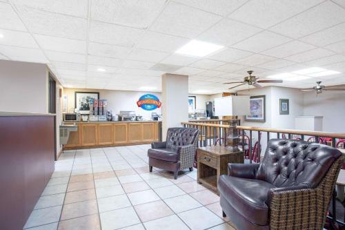 Hotel Baymont Inn And Suites Hays