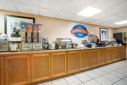 Hotel Baymont Inn And Suites Hays