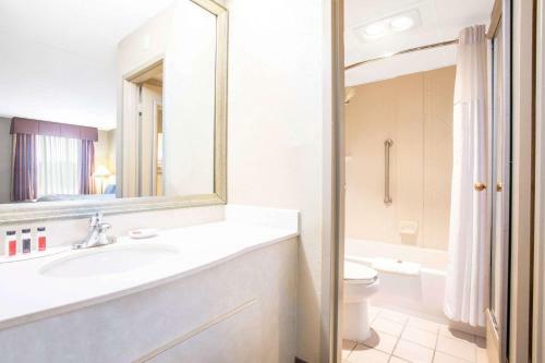 Hotel Baymont Inn And Suites Hays