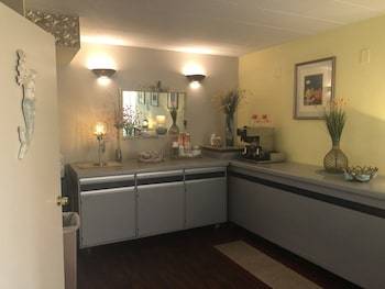 Hotel A Victory Inn & Suites- Muskegon