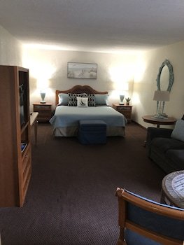 Hotel A Victory Inn & Suites- Muskegon