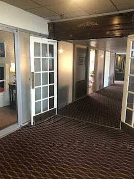 Hotel A Victory Inn & Suites- Muskegon