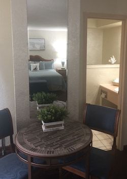 Hotel A Victory Inn & Suites- Muskegon