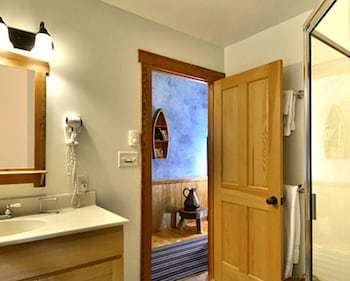 Bent Creek Lodge Bed & Breakfast