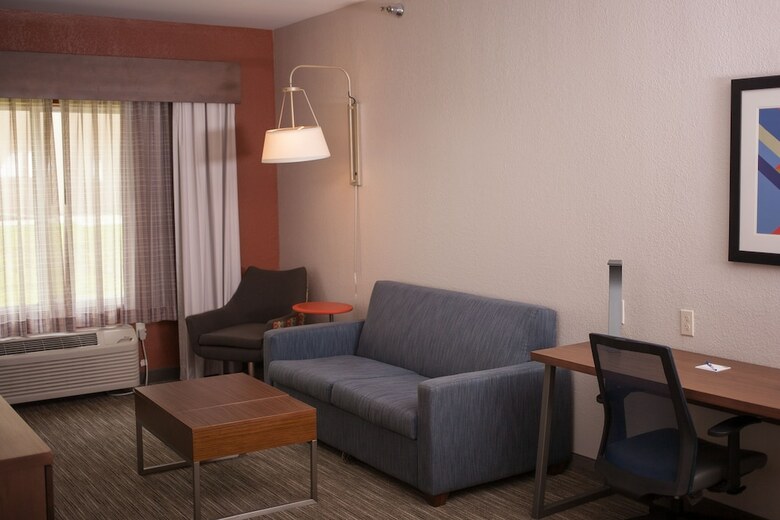 Holiday Inn Express Hotel & Suites