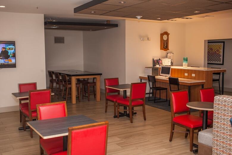 Holiday Inn Express Hotel & Suites