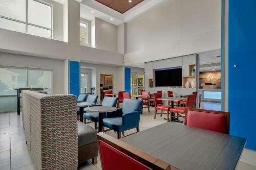 Holiday Inn Express Hotel & Suites Lufkin South