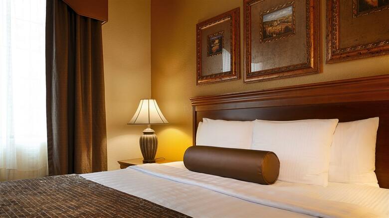 Hotel Best Western Plus Crown Colony Inn & Suites
