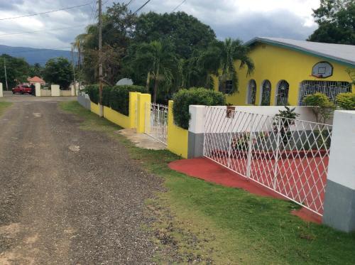 Hostal My Father's Works Jamaica