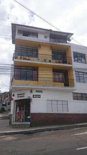 Hostal The Quito Guest House With Yellow Balconies
