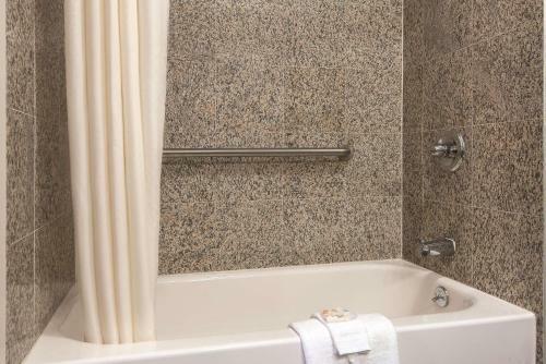 Hotel La Quinta By Wyndham Brooklyn East