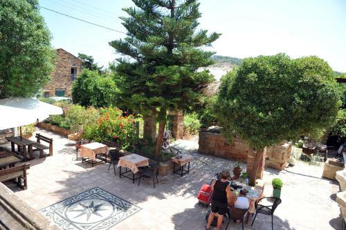 Hostal Topakas House